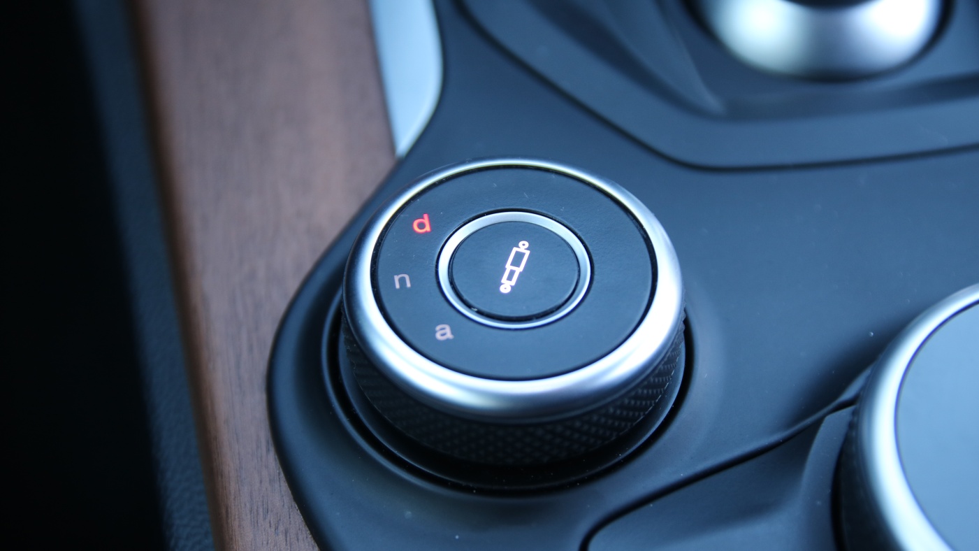 Slideshow Bild - Über das D.N.A. Drehrad und den Knopf für die Active Spension lässt sich die Charakteristik des Stelvio anpassen.